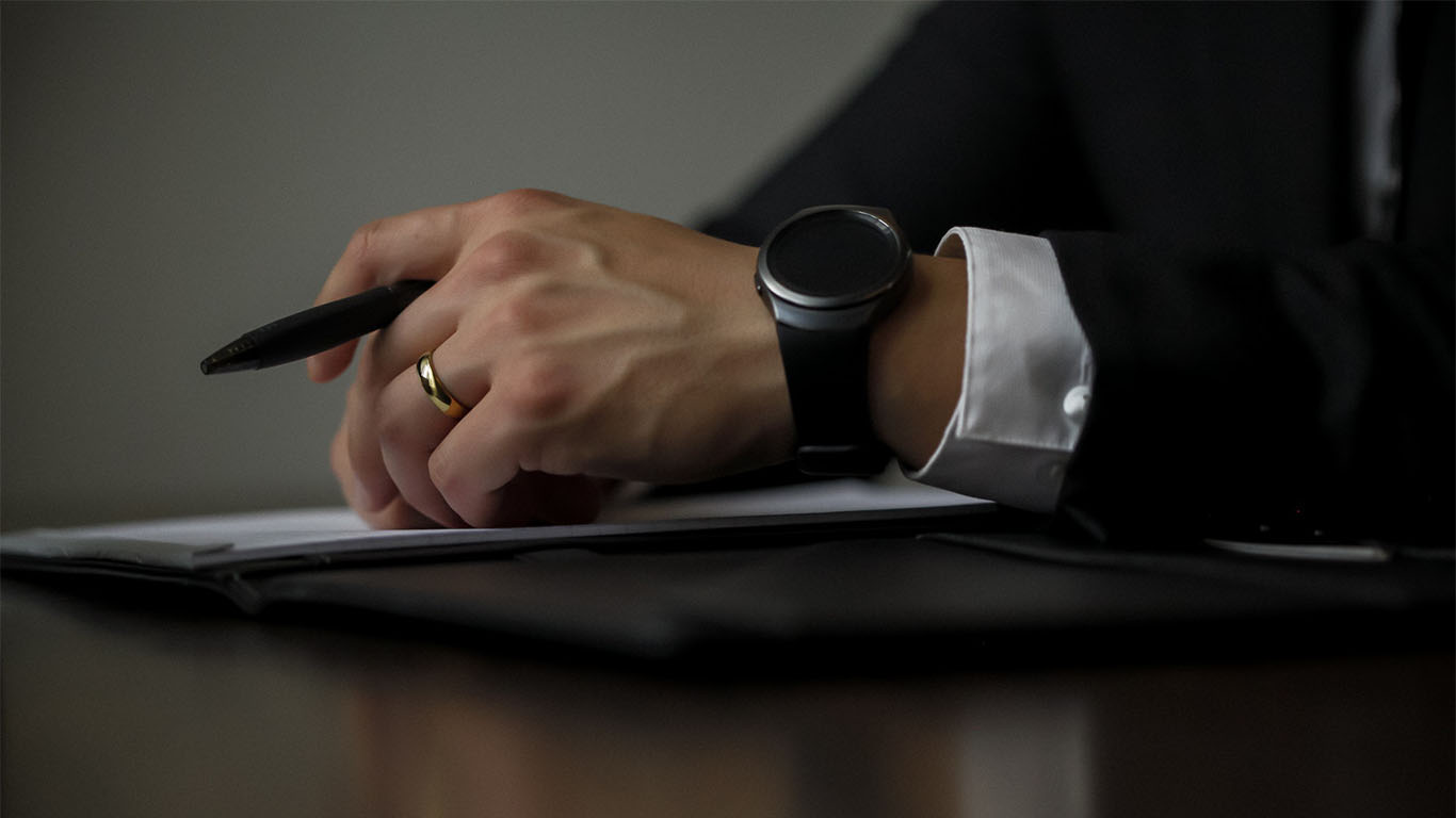 Lernende arbeiten gemeinsam an Online-Marketing Aufgaben